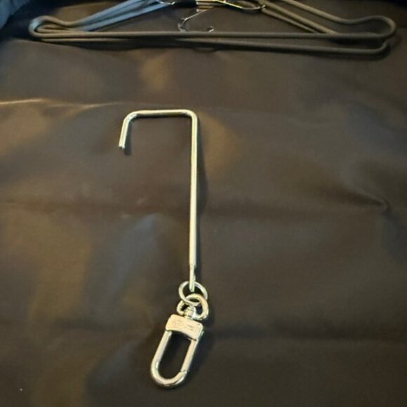 LOUIS VUITTON Garment Bag (3 hanger, pre owned, like new!) - Picture 13 of 15